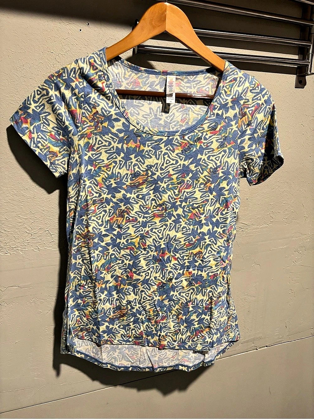 Lularoe Abstract Print Short Sleeve Tee Size XS Like New